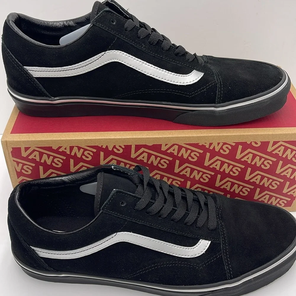 Vans Men’s Black and White Sneakers Old Skool
Metallic Black
VN000CT8BMA - Picture 2 of 16